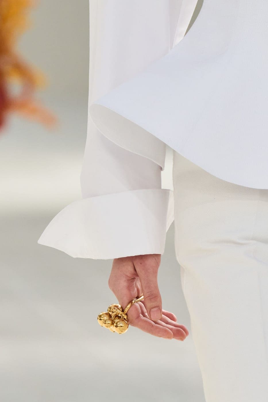 Balenciaga, zlatý prsten v detailu