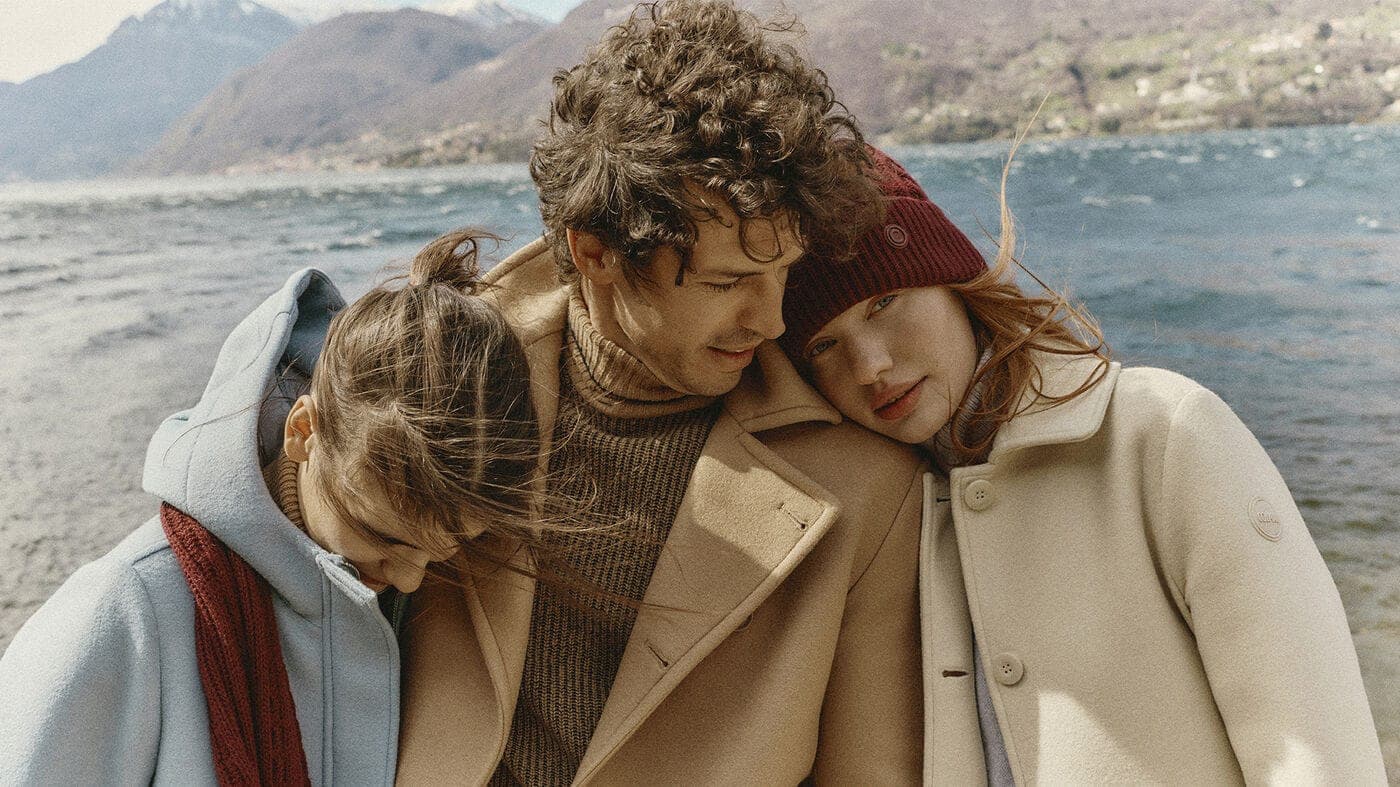 Colmar campaign, couple by a mountain lake