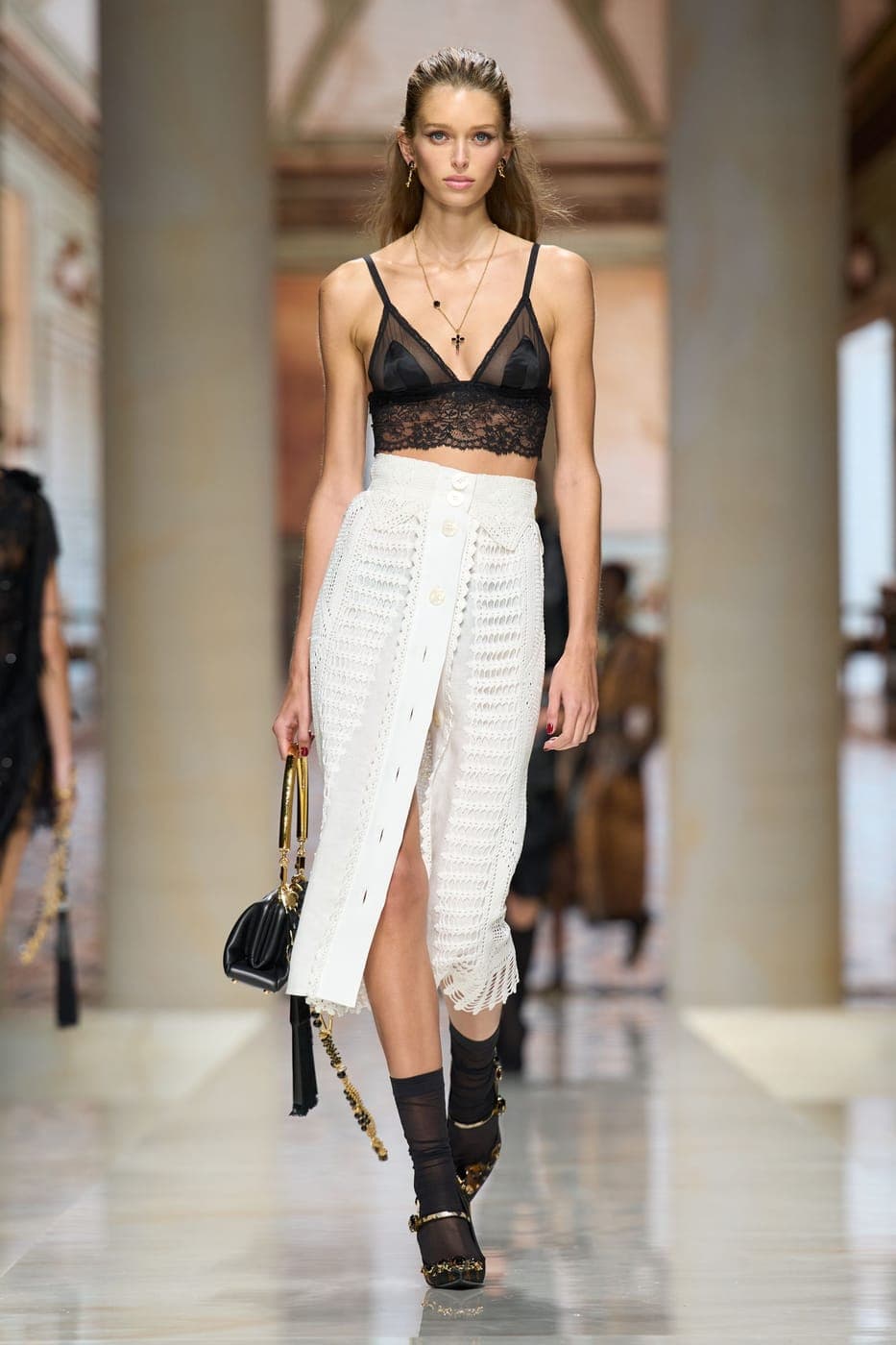 Přehlídka Dolce & Gabbana, bílá sukně a černý top