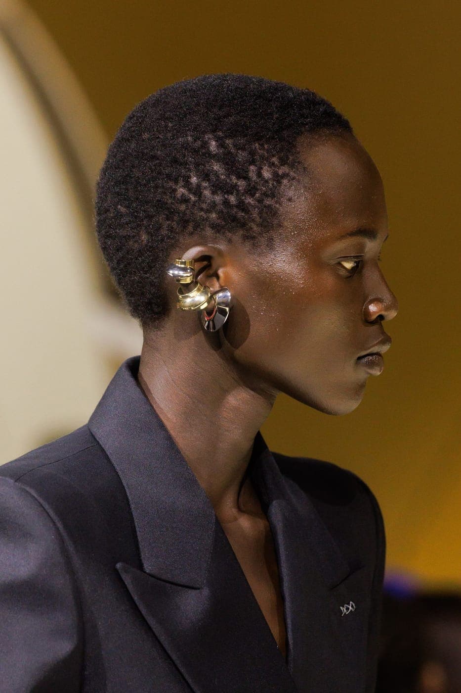 Givenchy, zlaté náušnice v detailu