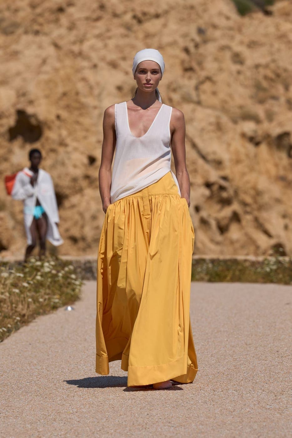 Přehlídka Jacquemus, žlutá sukně v Provence