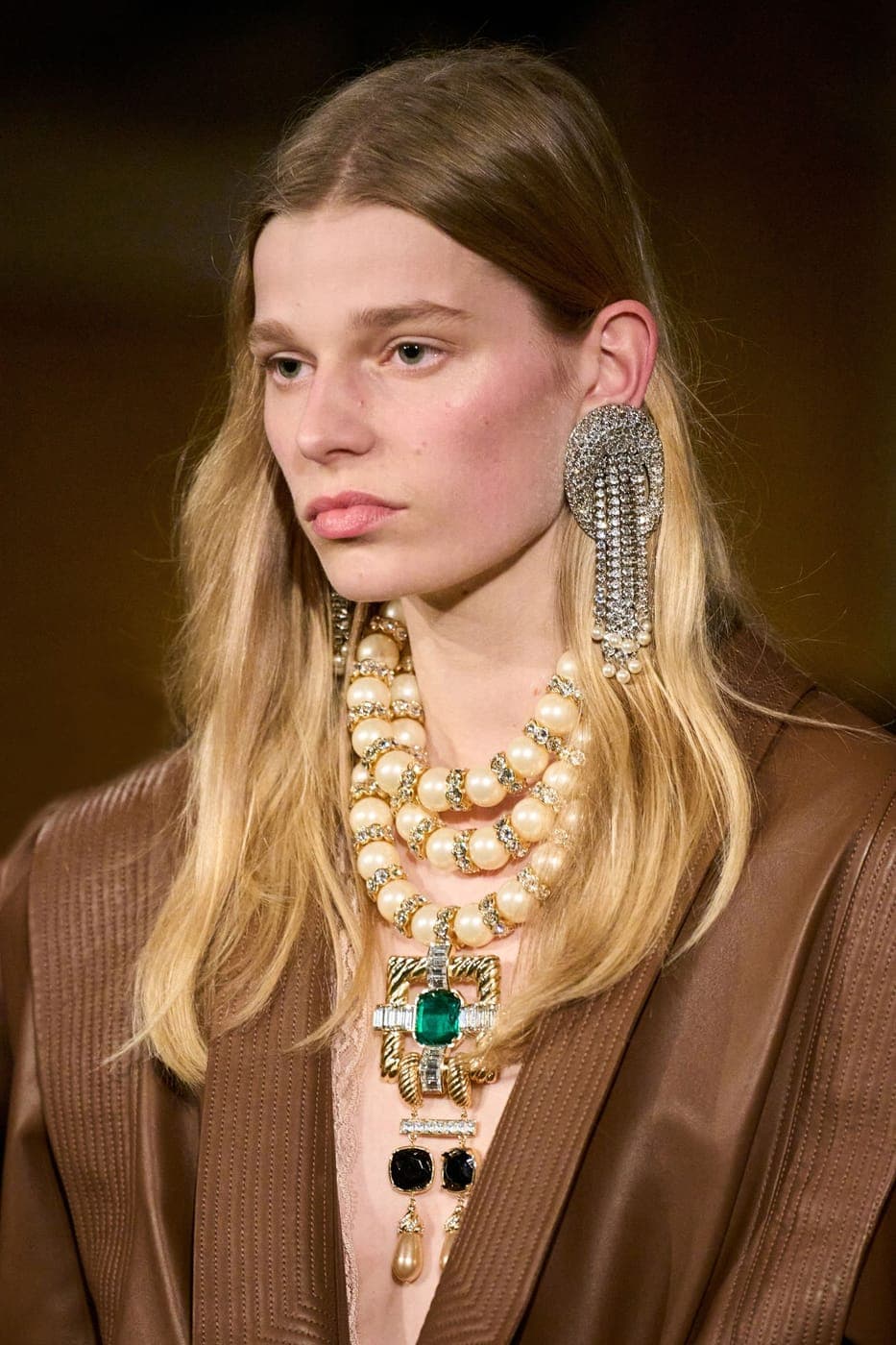 Valentino, perlový náhrdelník v detailu